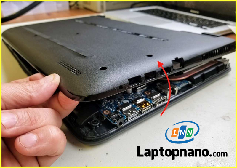 tháo vỏ máy để thay thế pin